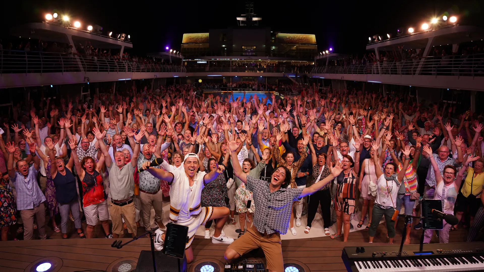 Mitchy und Andre bei einem Live-Auftritt auf einem Kreuzfahrtschiff