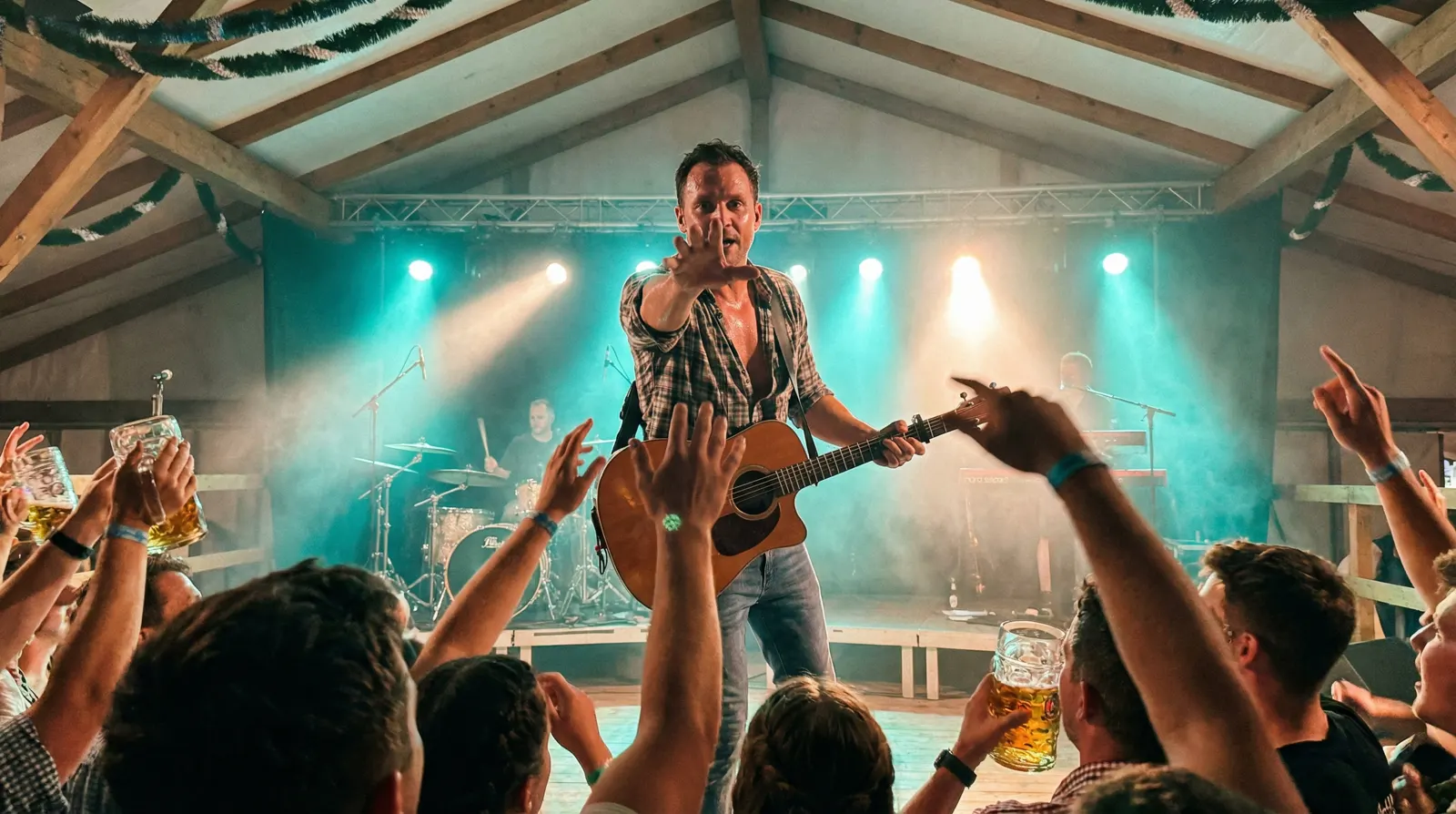 Live-Band performt auf der Bühne in einem vollen Bierzelt auf dem Schützenfest