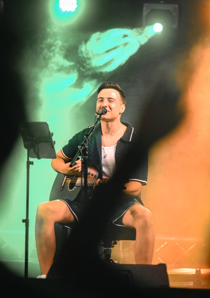 Mitchy und Andre auf Buehne mit Lichtshow