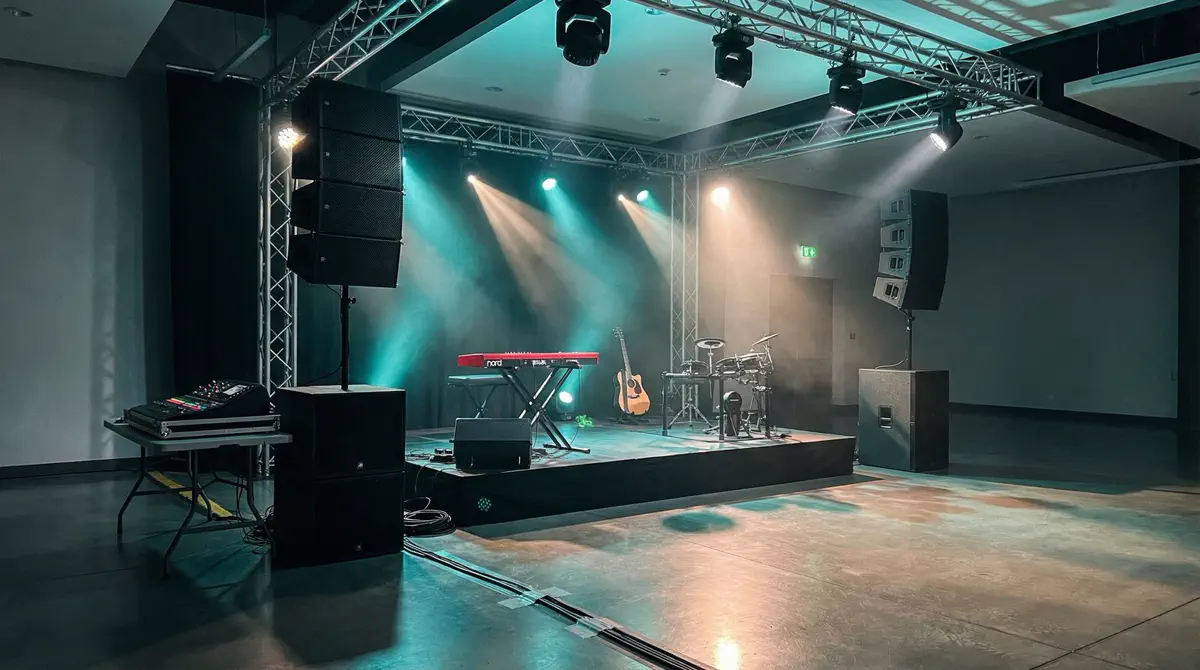 Mitchy und Andre auf Buehne mit professioneller Lichttechnik