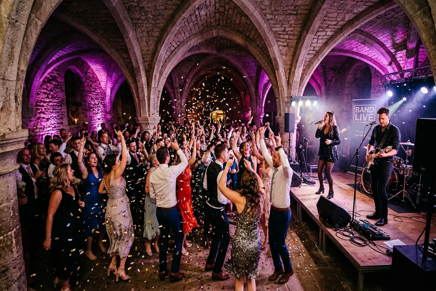 Hochzeitsparty in Regensburg - Gäste tanzen ausgelassen zur Live-Musik der Partyband