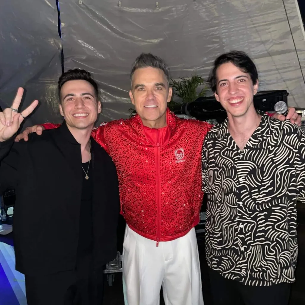 Mitchy und Andre mit Robbie Williams