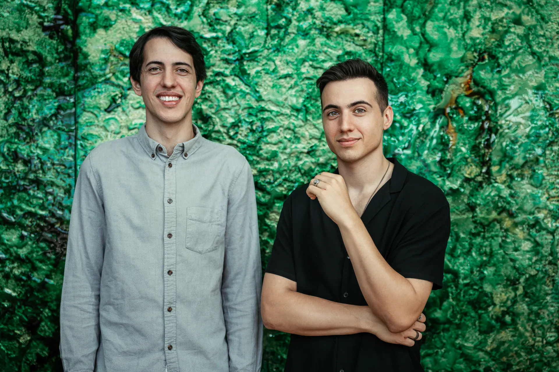 Mitchy und Andre - Hochzeitsband Duo Portrait vor grüner Wand